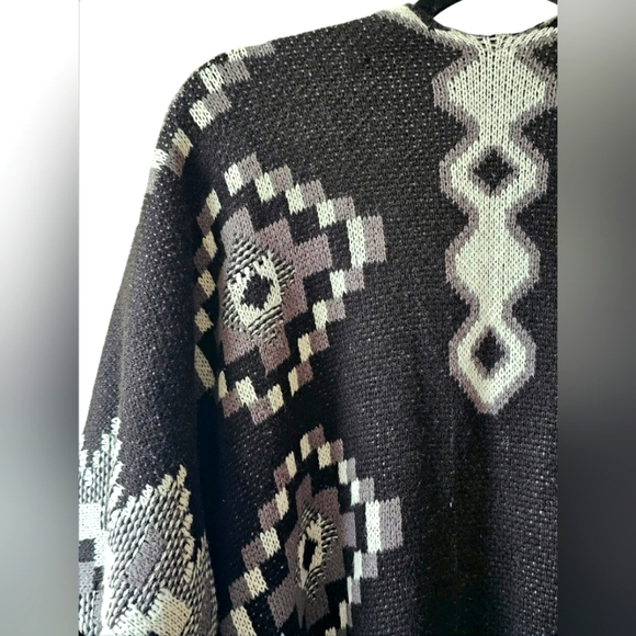 Cato Sweater Western Poncho Wrap Black & White Aztec Tribal Flowy & Warm O/S - Picture 5 of 6